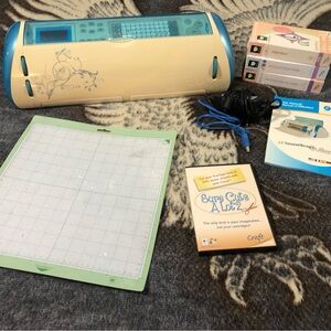 Cricut Electronic Cutter in Cream and Blue with Accessories